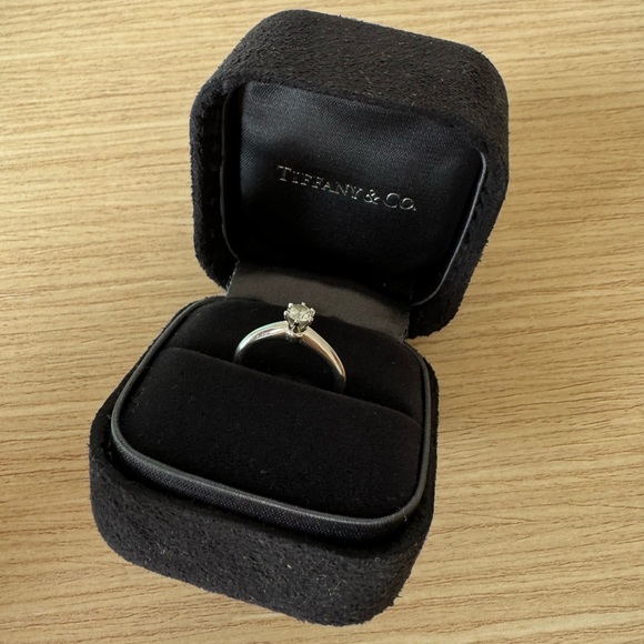 Platinum w/ diamond Tiffany & Co classic and timeless engagement ring - Picture 4 of 13